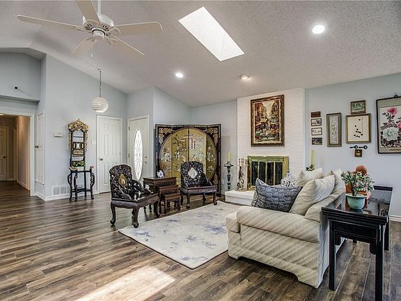 3rd image of 2709 Laurel Oaks Dr
