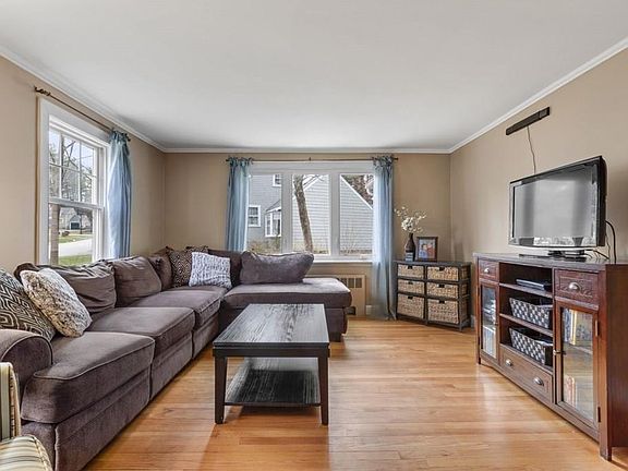 3rd image of 206 School St