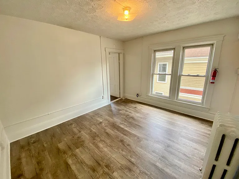 514 W Cross St — Photo 4