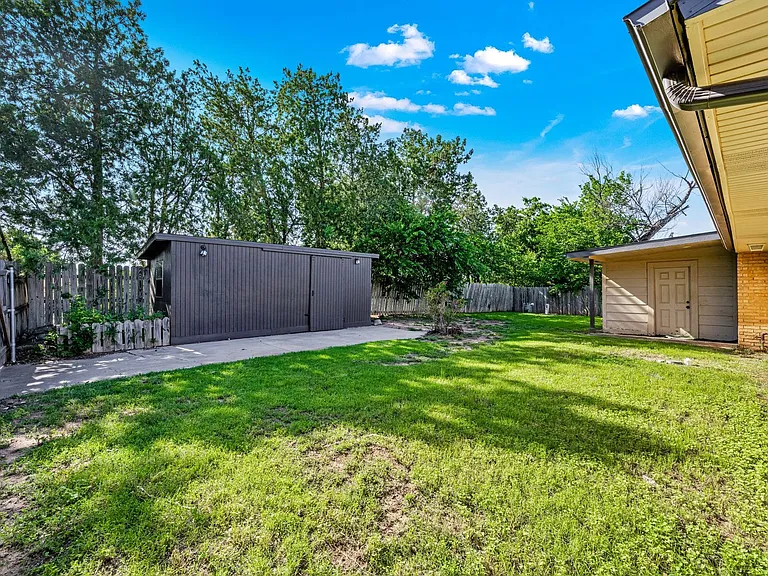 6943 NW Eisenhower Dr — Photo 36