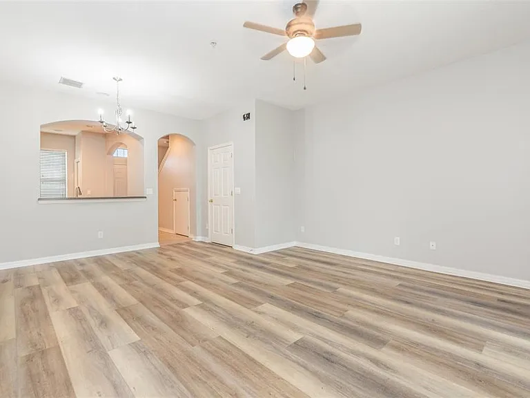 1125 Grantham Dr — Photo 6