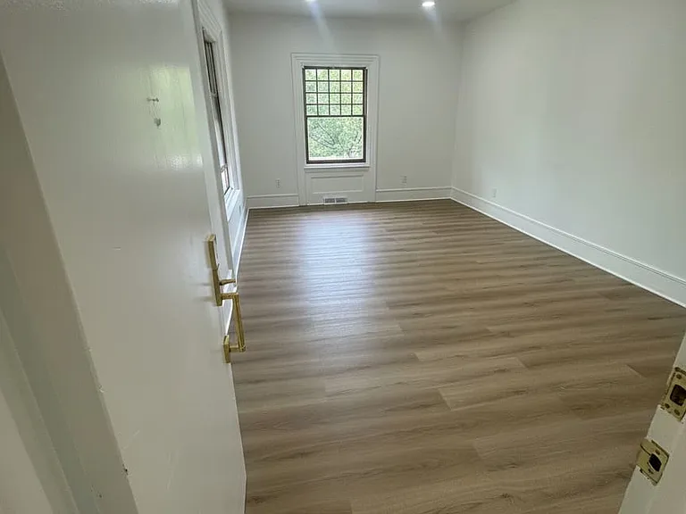 130 E 39th St #2L — Photo 1