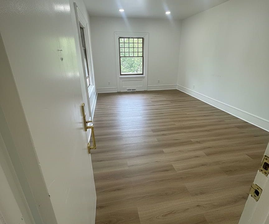 1st image of 130 E 39th St #2L