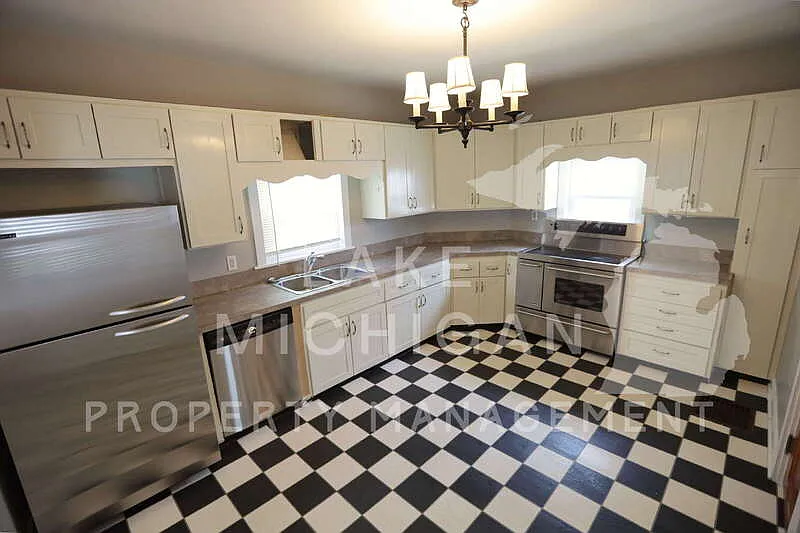 4 bed, 1.5 bath, 1508 sqft, $2,195 — Photo 3