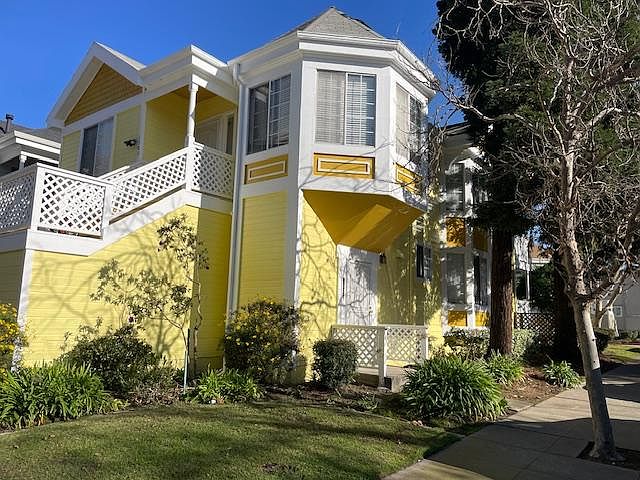 Great corner location, minutes from 880 & 580 freeways, the spacious lower 2-bedroom unit includes a backyard and detached garage