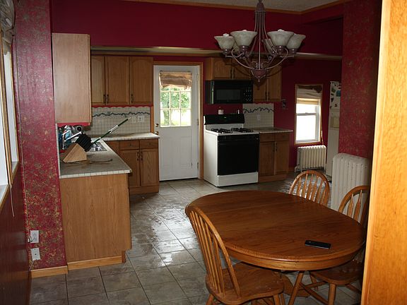 3rd image of 142 Main St