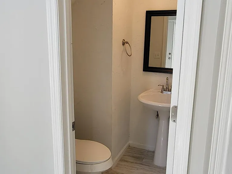 1118 Amberley Woods Dr — Photo 7