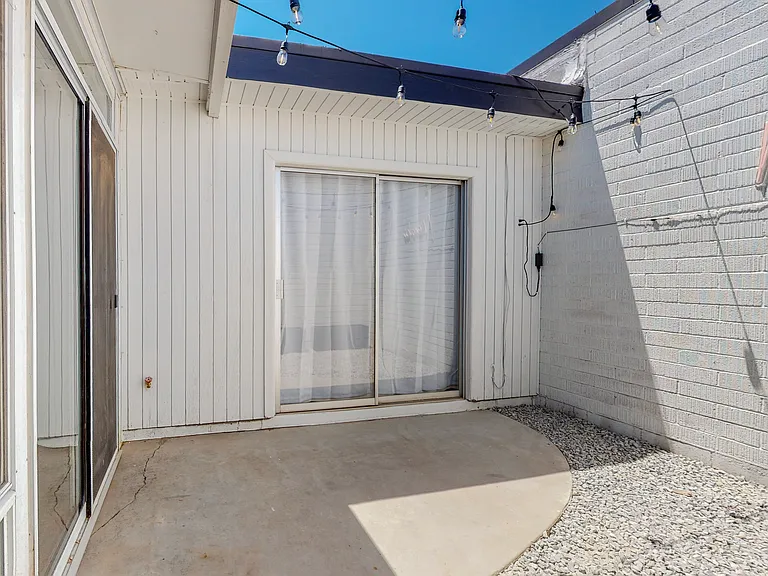 Remodeled / Fully Loaded 2 Bed / 2 Bath in Uptown — Photo 29