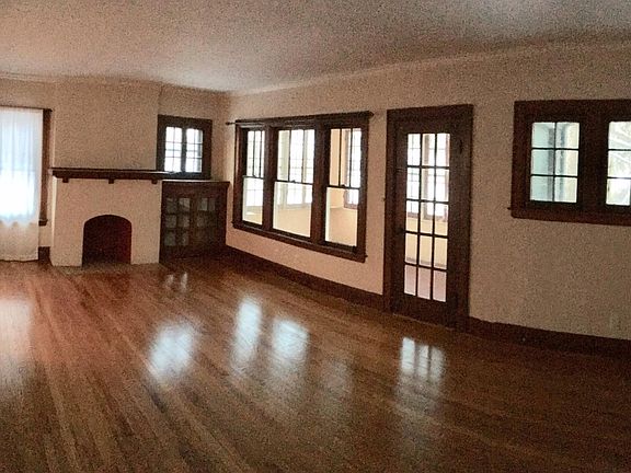 4th image of 160 Gorland Ave