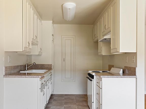 3rd image of 13400 Burbank Blvd #11