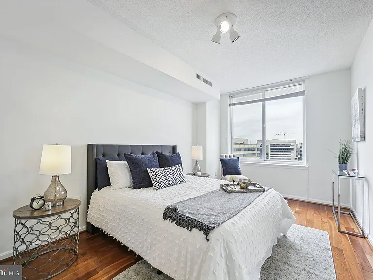 930 Wayne Ave #1205 — Photo 21