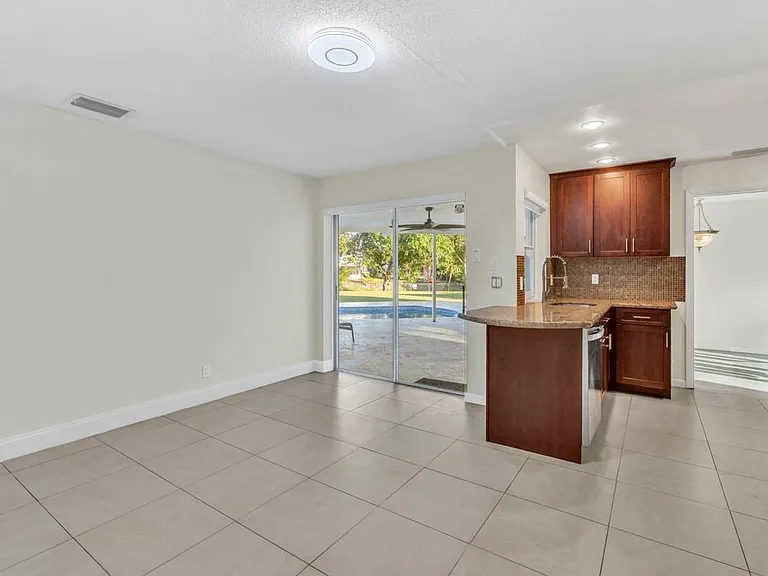 290 NW 65th Ave — Photo 6