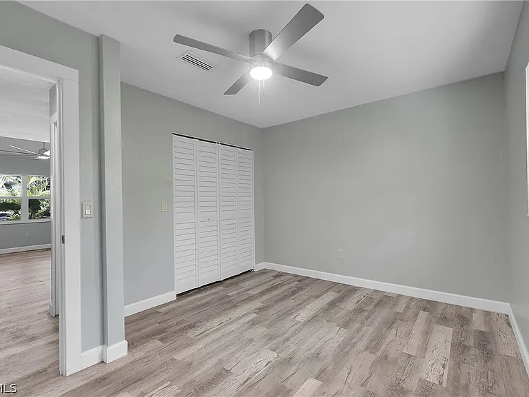 958 Indiana Ave — Photo 10