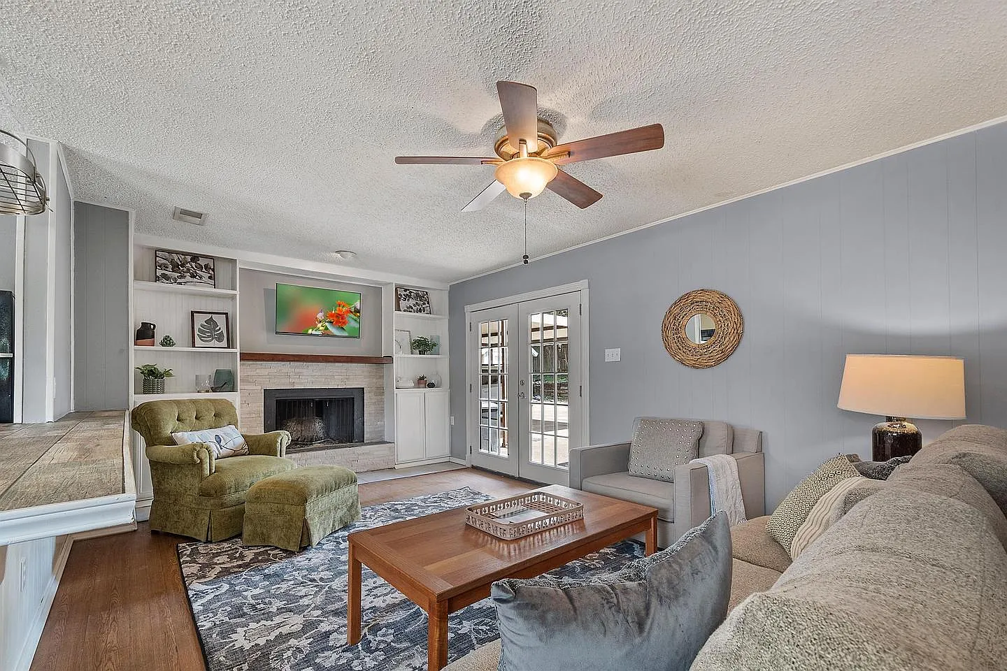 Stylish North Arlington Home in a Prime Location — Photo 1