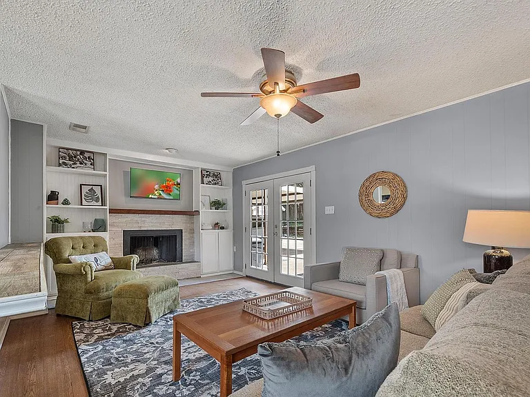 1600 Cindy Ct — Photo 1