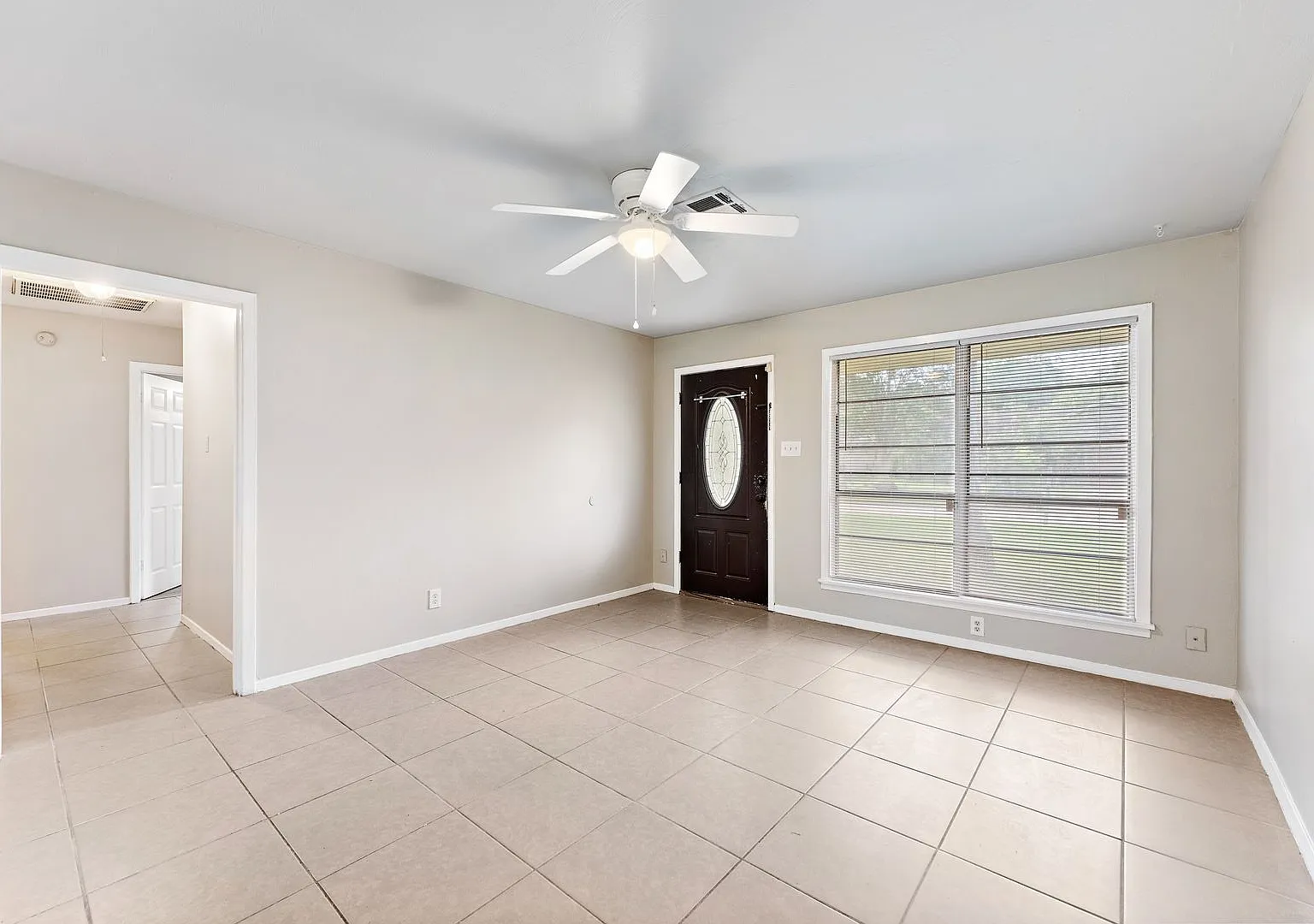 Beautifully remodeled 4 bedroom bath and a half with ceramic tile through out and laminate floori... — Photo 2
