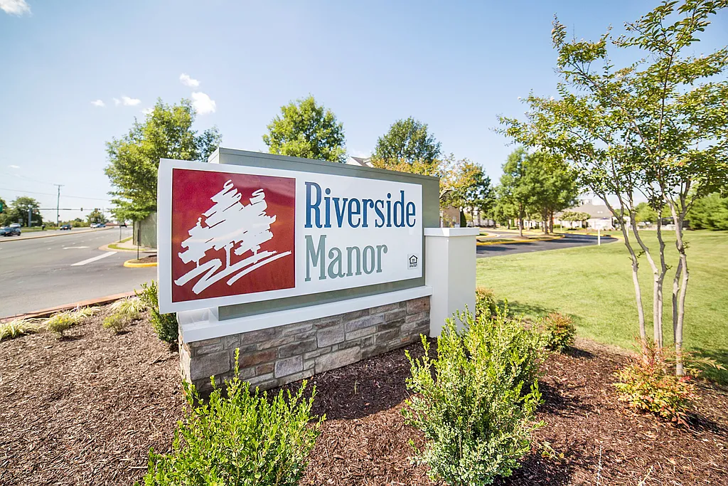 Riverside Manor Apartments — Photo 1