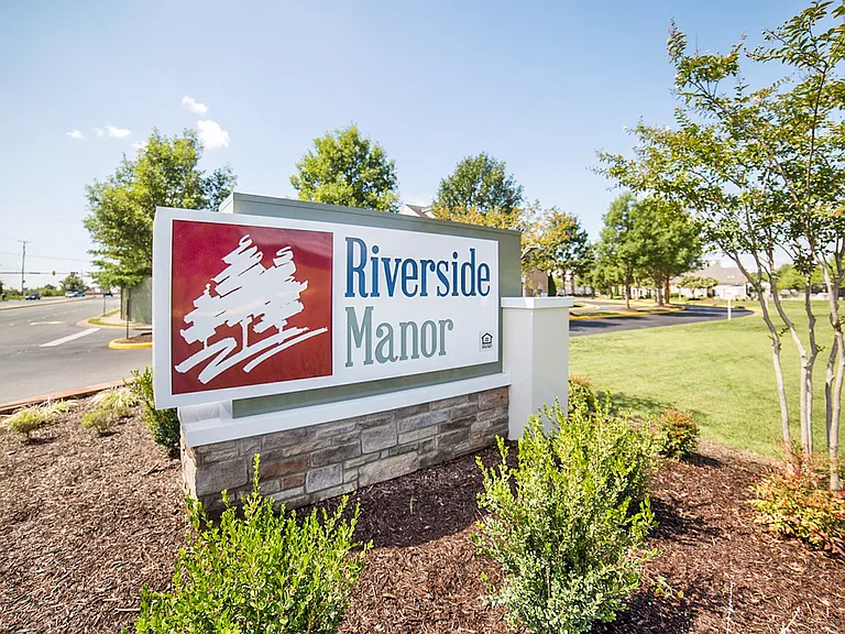 Riverside Manor Apartments — Photo 1