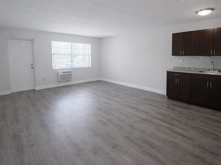 West Palm Lane — Photo 32