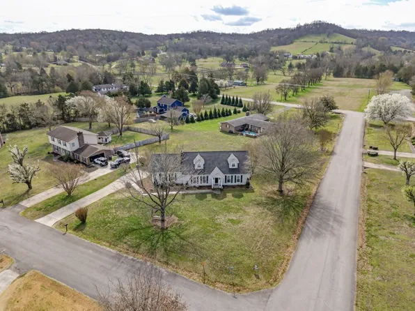 201 Chadwick Dr, Fayetteville, TN 37334