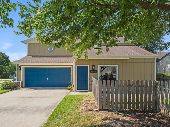 1209 E 25th Ter, Lawrence, KS 66046