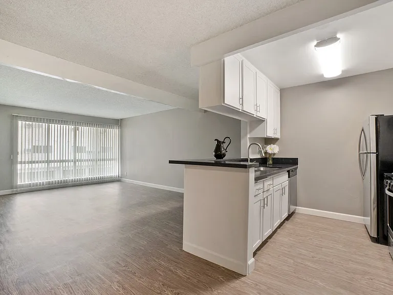 5830 Reseda Boulevard — Photo 33