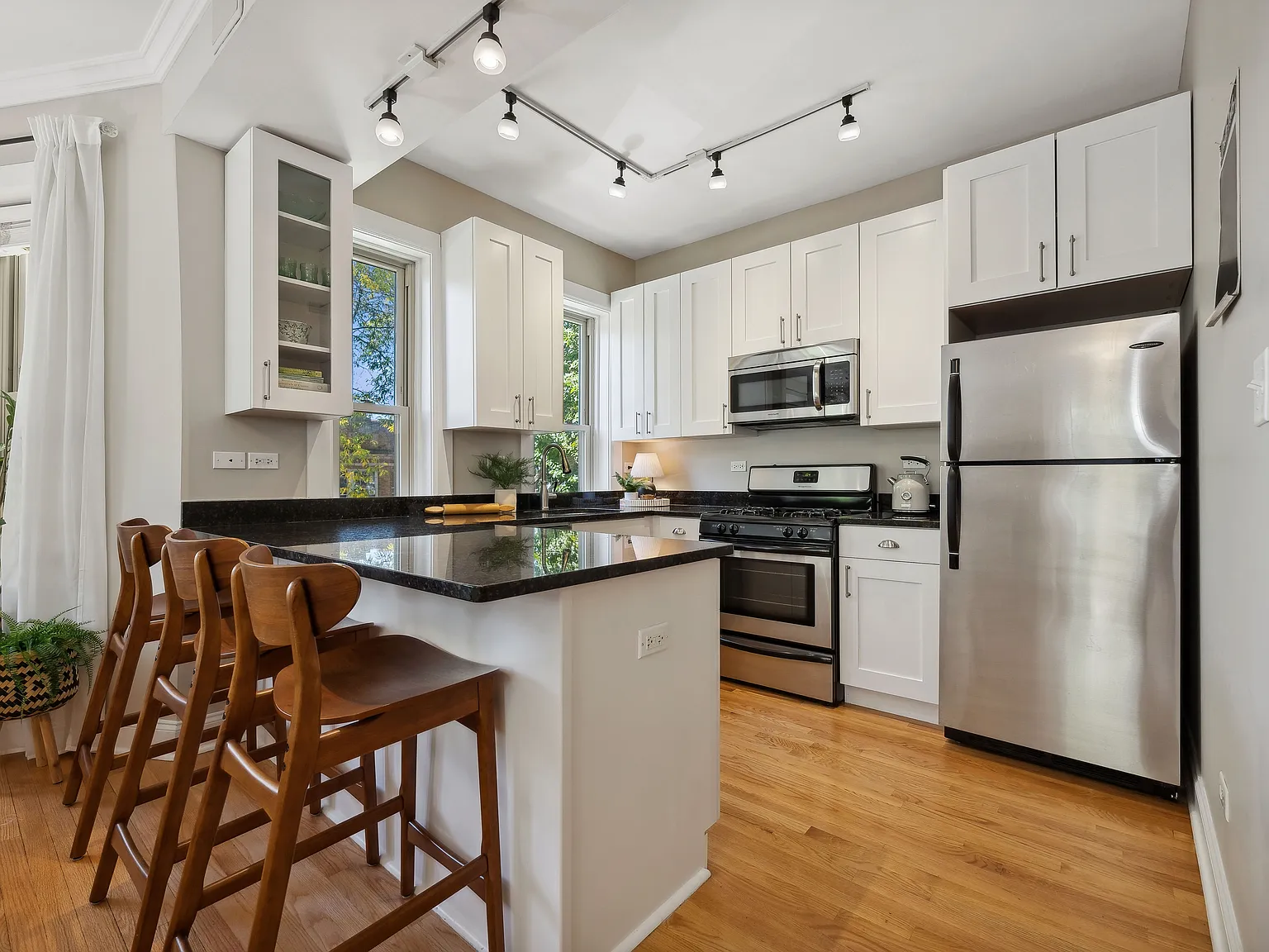 4901 N Leavitt St — Photo 3