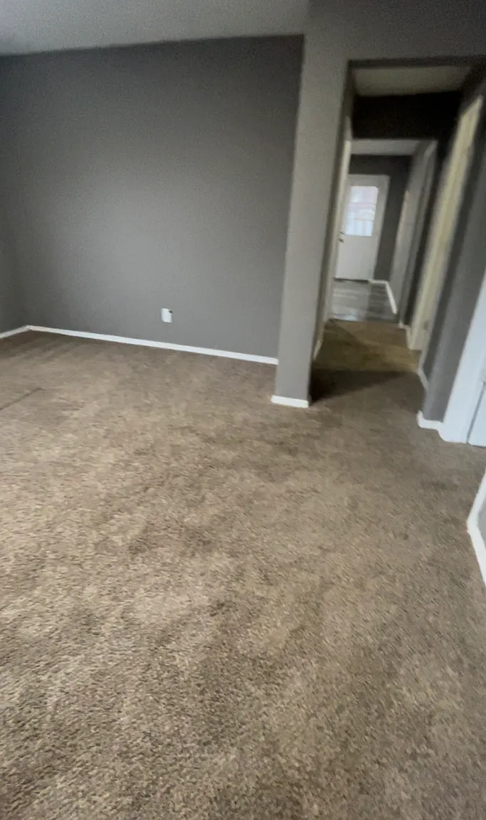 915 Whitethorne Ave photo 1