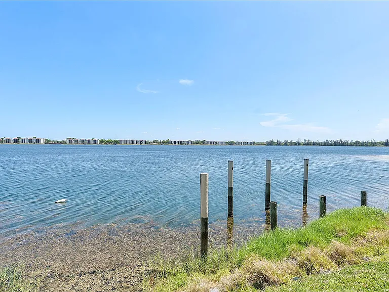 105 Lake Emerald Dr #406 — Photo 24