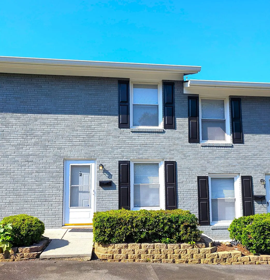 Minutes from Uptown! 2 Bedroom Townhome. Abundant Greenspace! — Photo 1