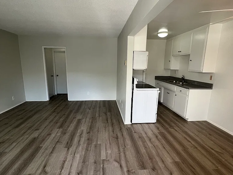2611 E. Broadway — Photo 33