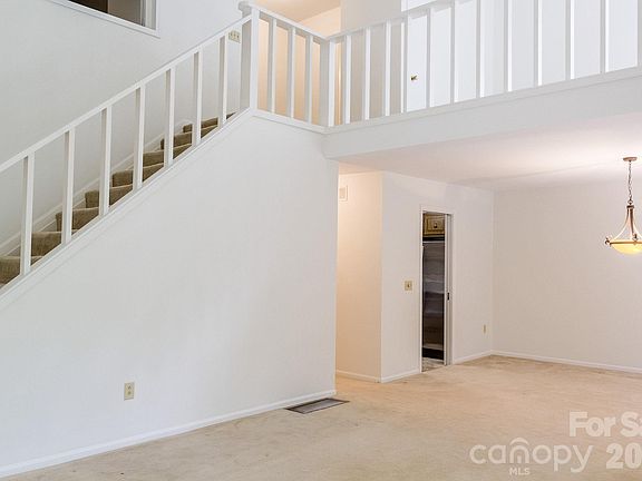 5th image of 17 Knoll Dr