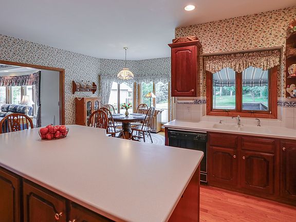 3rd image of 11 Lakeridge South Dr