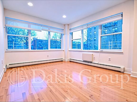 3rd image of 2544 Crescent St #2