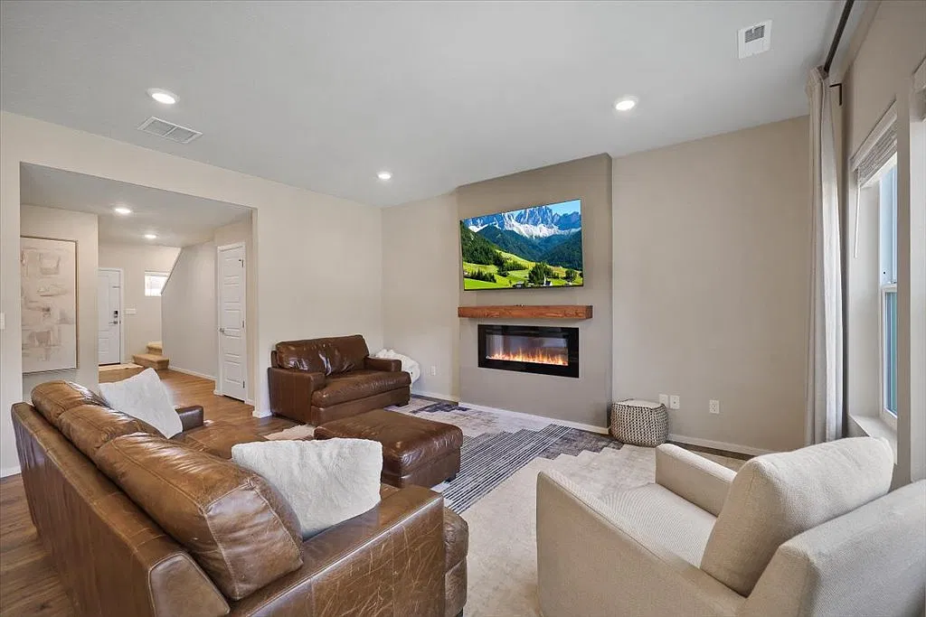 4 bed, 2.5 bath, 2057 sqft, $3,400 — Photo 4
