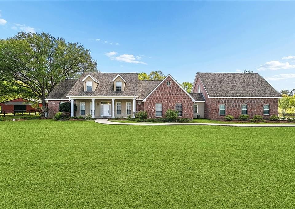 1st image of 10 Bleu Lake Dr