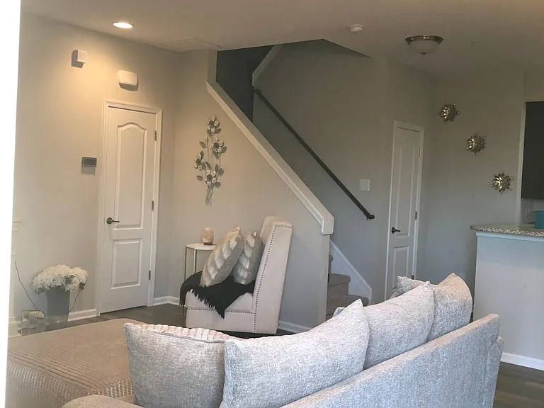 307 Waterside Dr — Photo 4