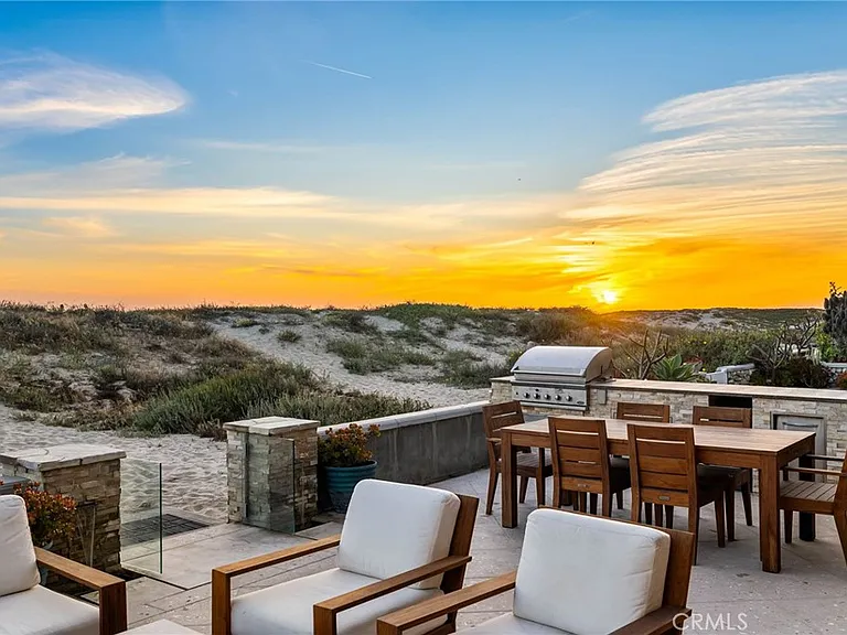 7304 W Oceanfront — Photo 2