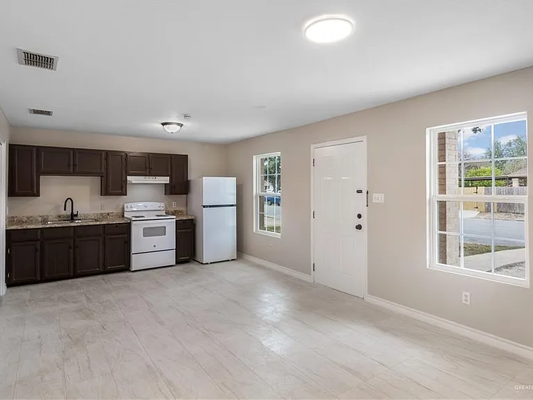 3812 Camellia Ave — Photo 4