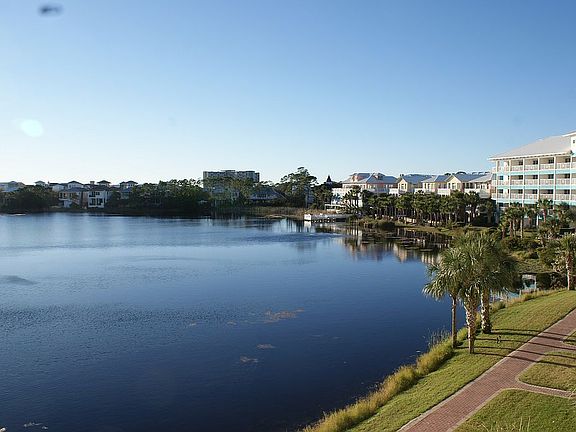  Balcony overlooking lake