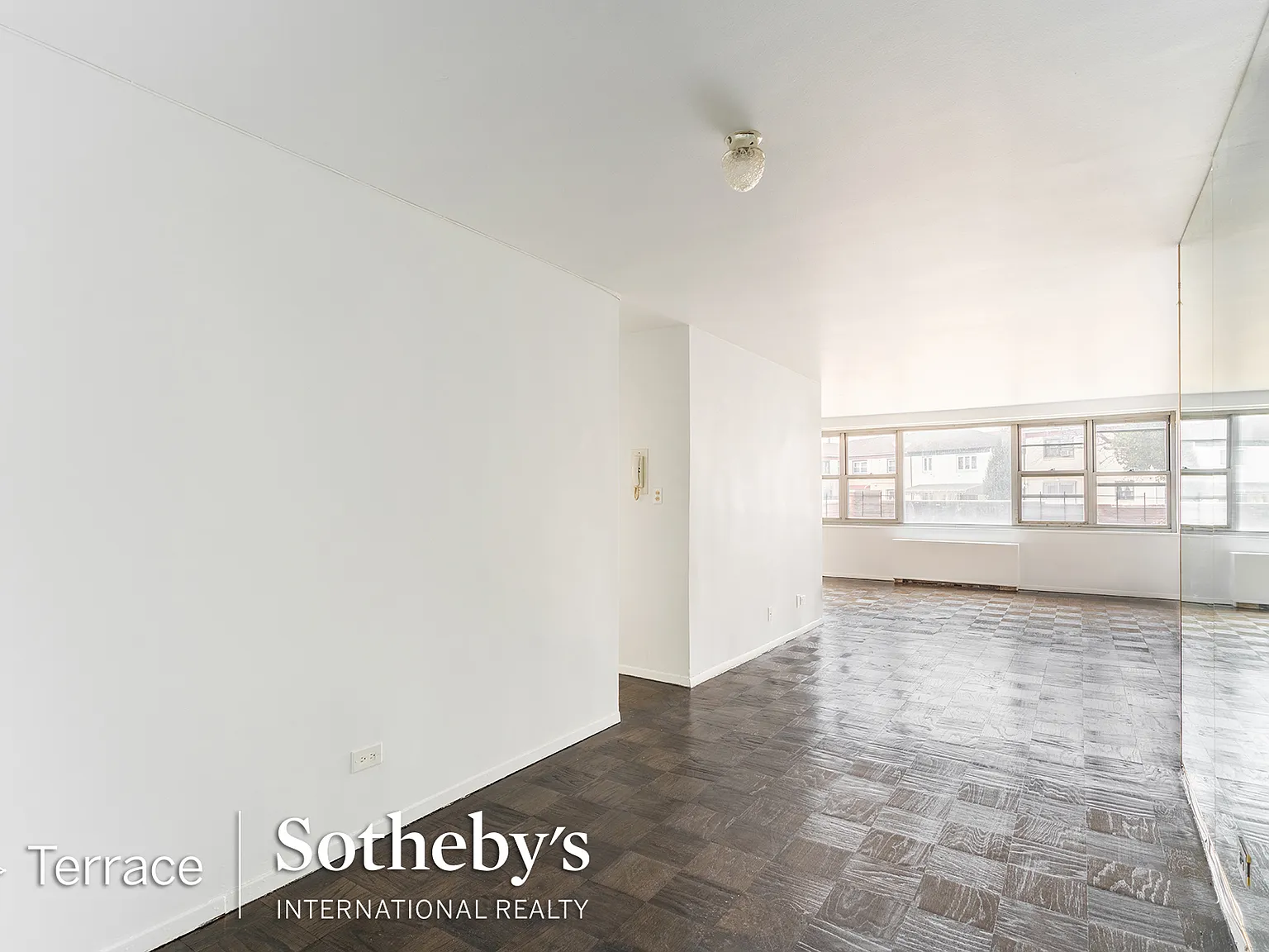 61-20 Grand Central Parkway — Photo 4