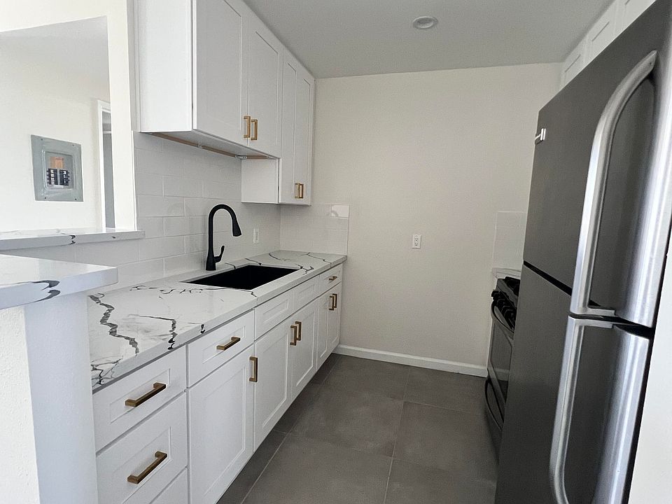 1st image of 1023 Larch St APT 3