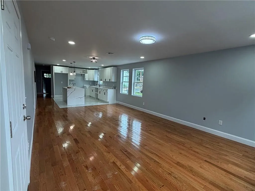 3 bed, 2.0 bath, 1419 sqft, $3,500 — Photo 2