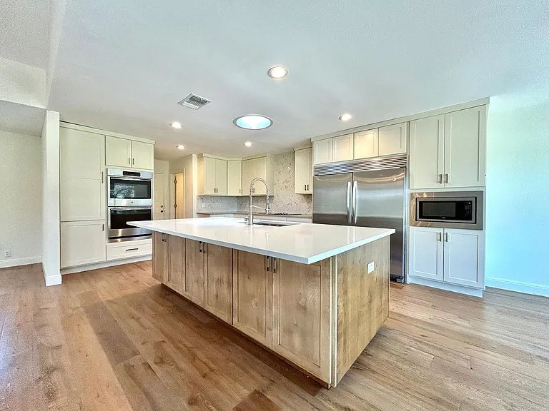 9108 Balcones Club Dr — Photo 9