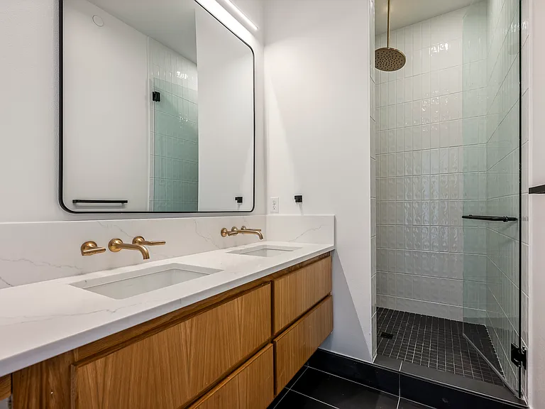905 SE 4th St #210 — Photo 16