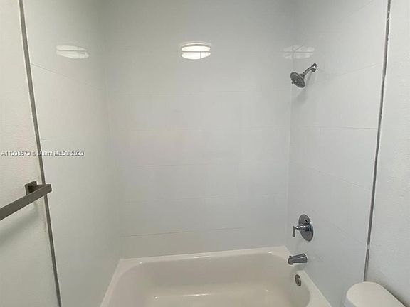 4th image of 5731 NE 18th Ave APT 6