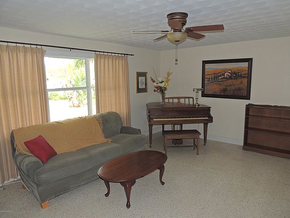 3rd image of 360 Harbor Dr
