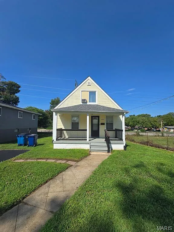 3 bed, 1.0 bath, 970 sqft, $1,300 — Photo 1