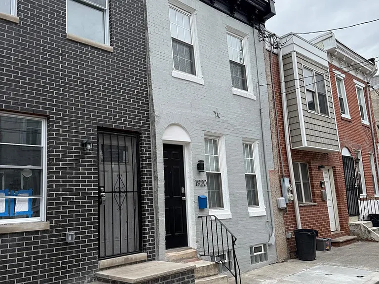 1920 N Darien St — Photo 1