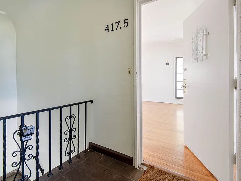 417 1/2 N Genesee Ave — Photo 28